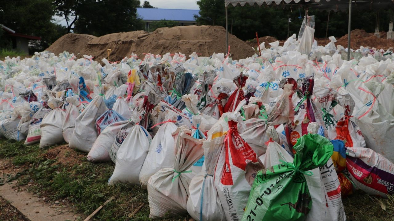 悬挂红旗于巴卡达区那加广场 酒融水位上涨70厘米，溢出堤岸