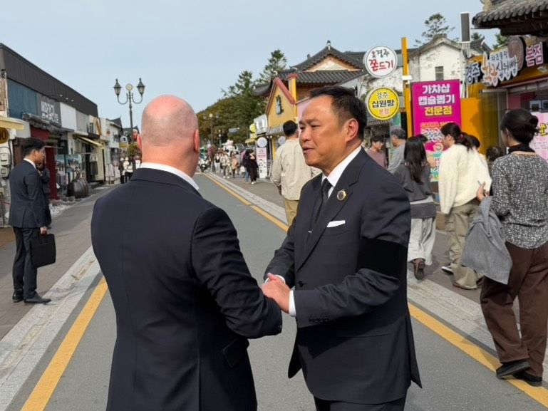 “安努汀” 巧遇新西兰总理 于饭前路上致意