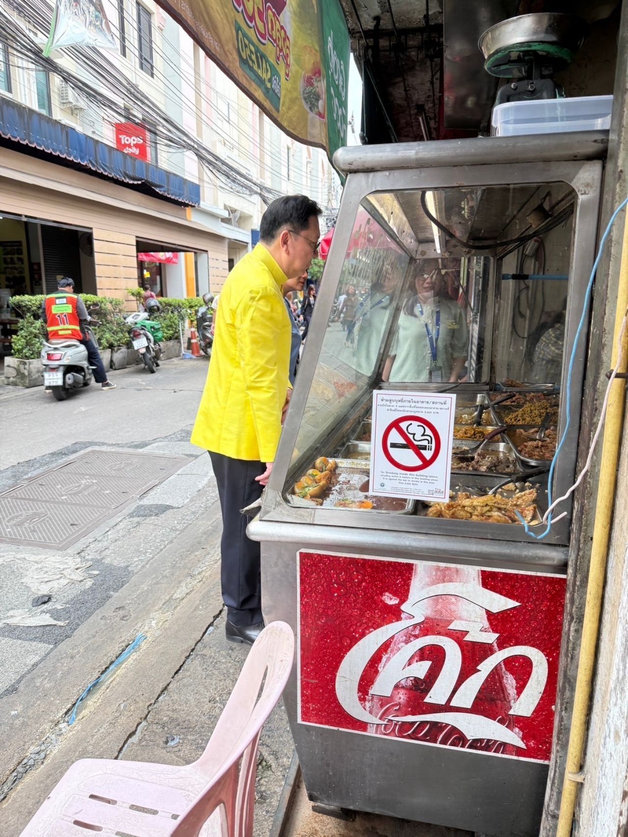新任部长“贾图蓬·布鲁斯帕达”光顾路边便当店，同时询问价格