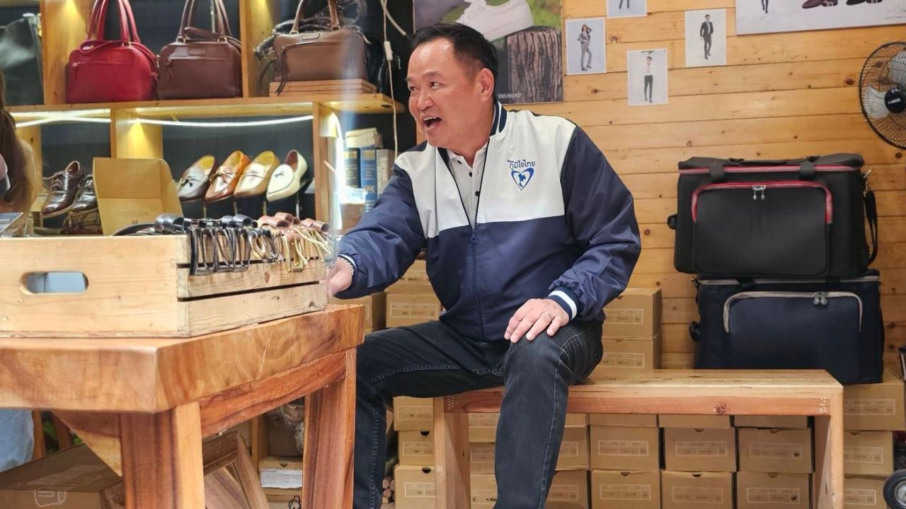 安努廷带领泰自豪党游览乍都节市场，为竞选买新衣新鞋后乘坐BTS