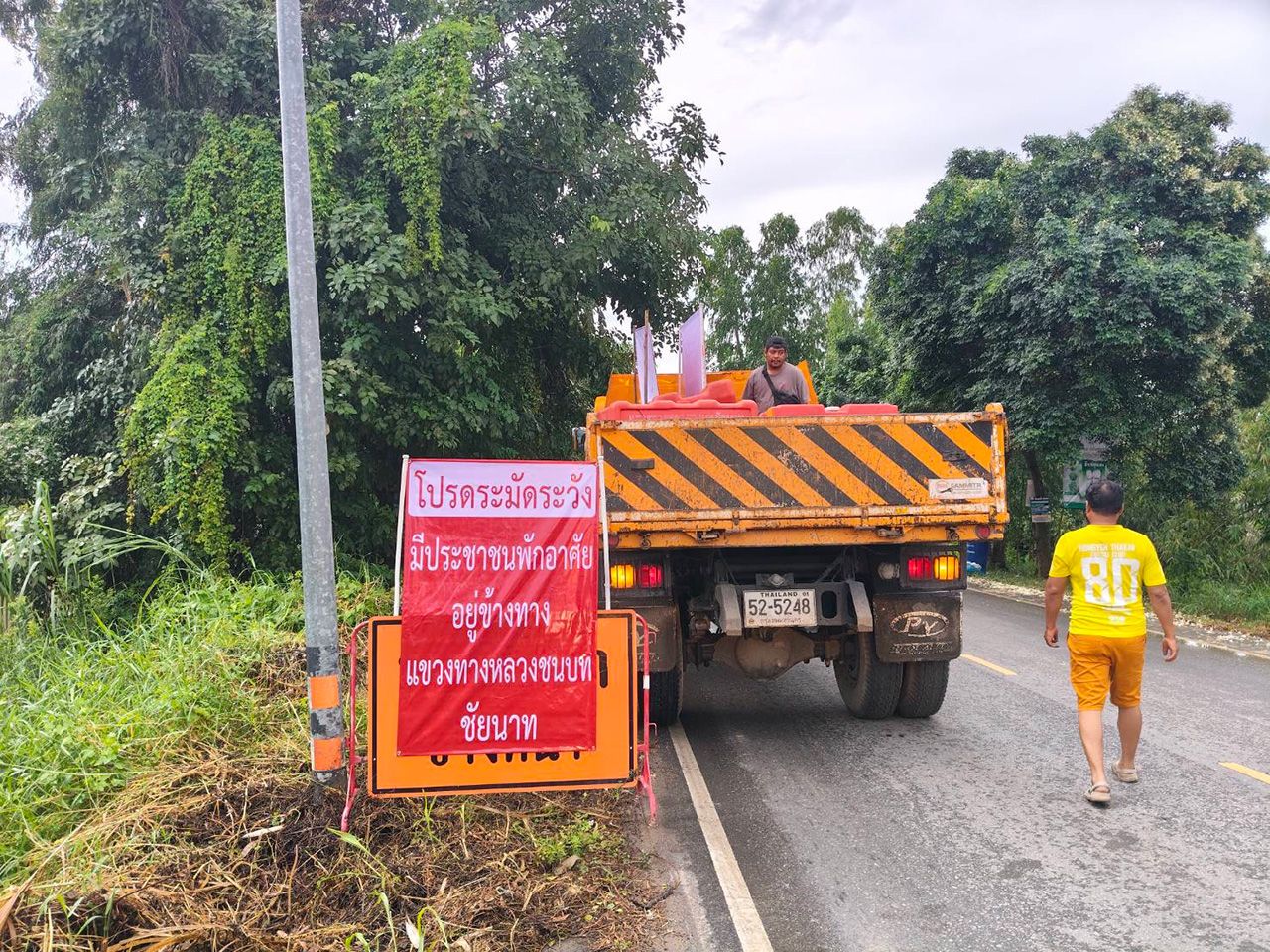 救助洪水灾民,乡村公路局出动洒水车服务并建防水墙,命令持续监测