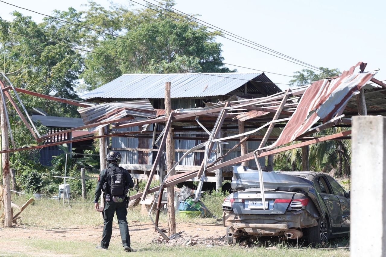 泰国新步伐党访问班隆占村，支持建造边墙，呼吁政府加速恢复与援助