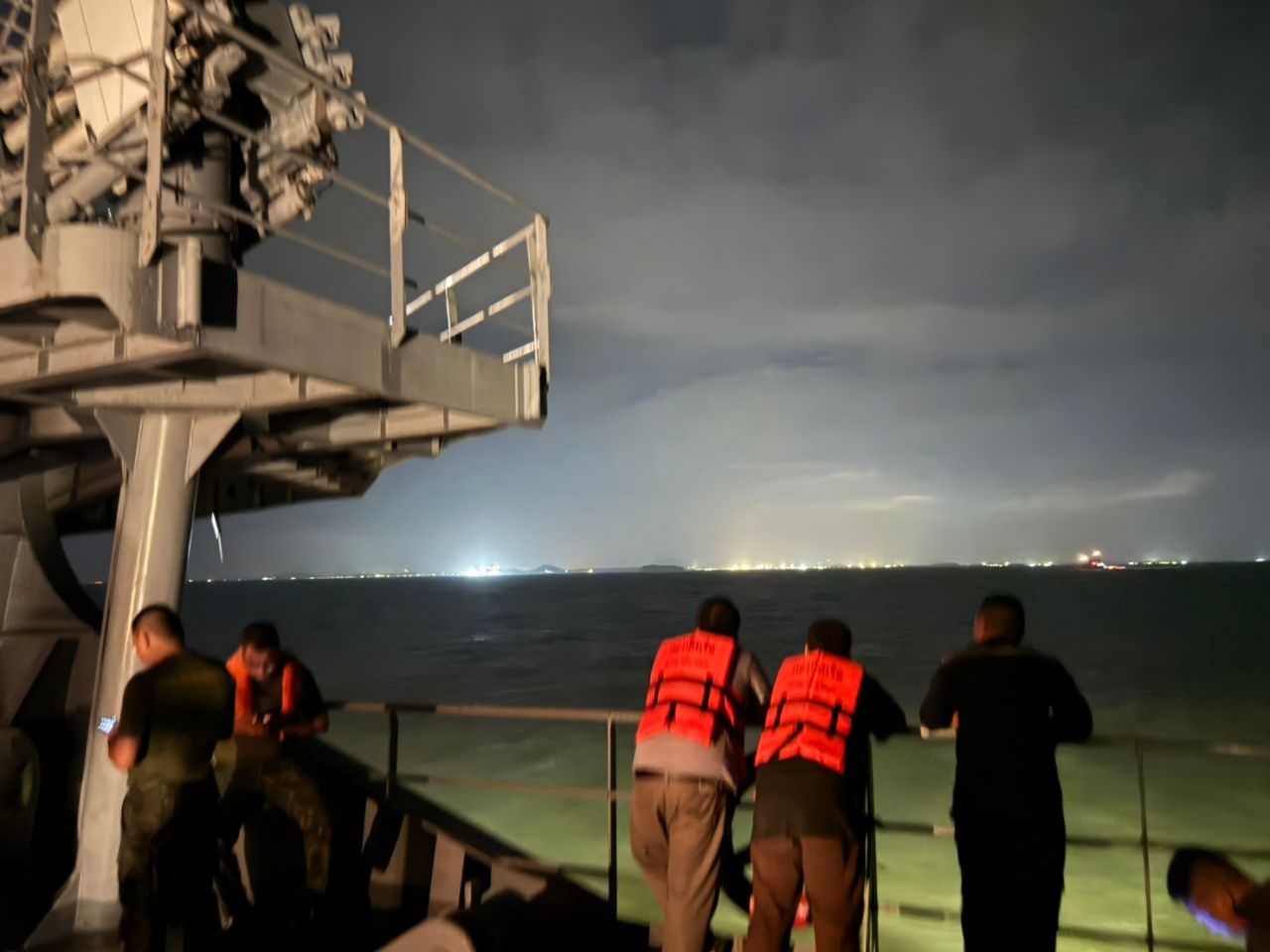 皇家柴克里纳鲁贝号停泊在三昧拉海滩,紧急支援合艾水灾