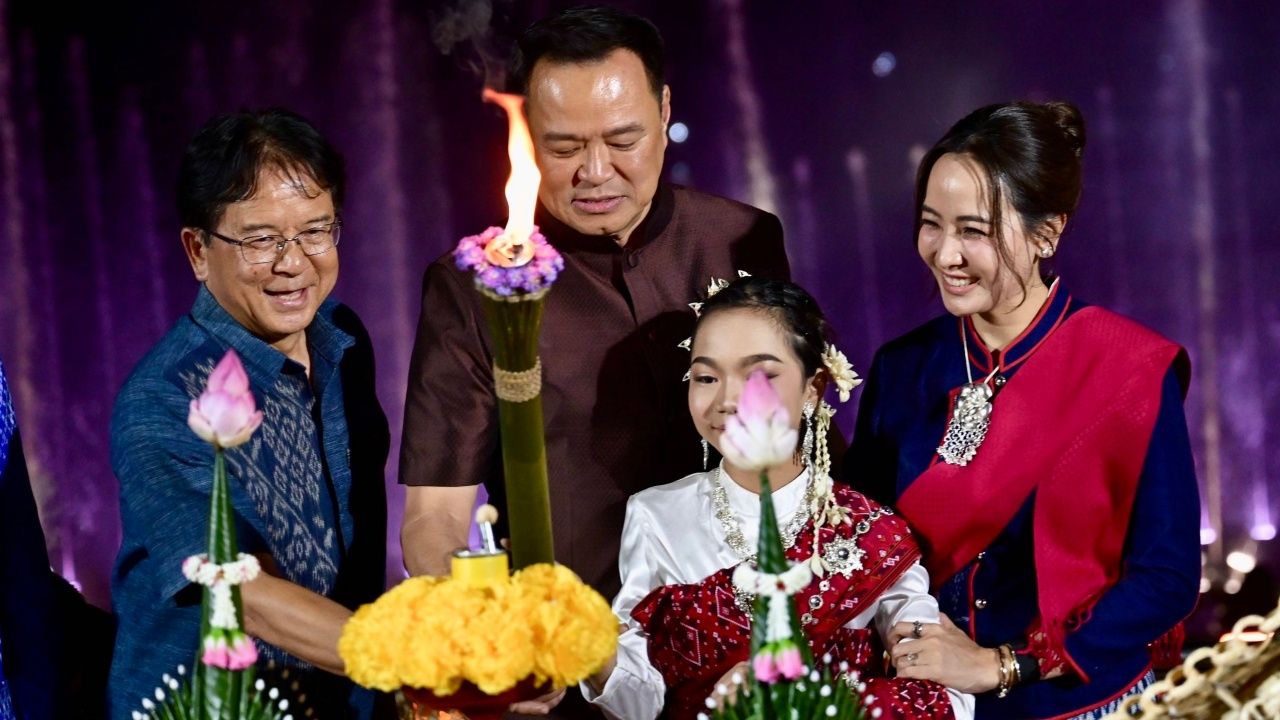 总理开启世界灯船节 