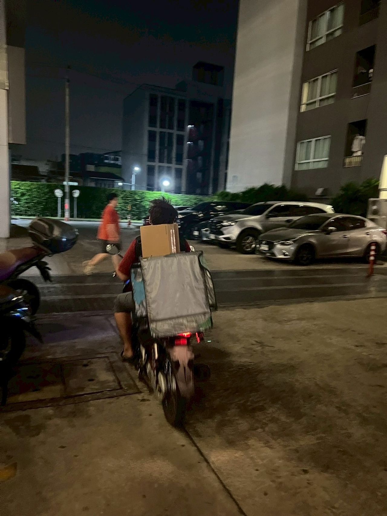 忍者小偷施展狡猾伎俩欺骗受害者，当面抢劫后逃之夭夭