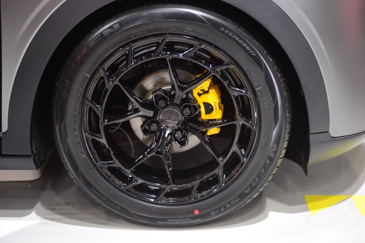 GEELY EX2 小型电动汽车 在车展中订单突破1000辆