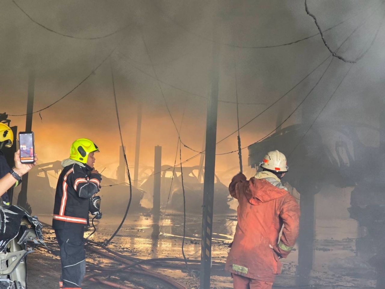 豪车仓库火灾-超级跑车在暖武里郊区焚毁 50 辆，损失 1.9 亿泰铢