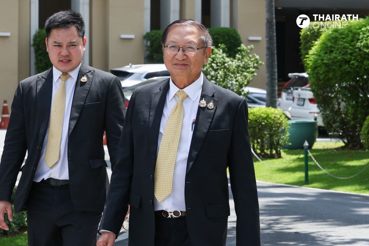 为泰党及联合政府部长进入总理府为“英克总理”加油，期待宪法法院裁决
