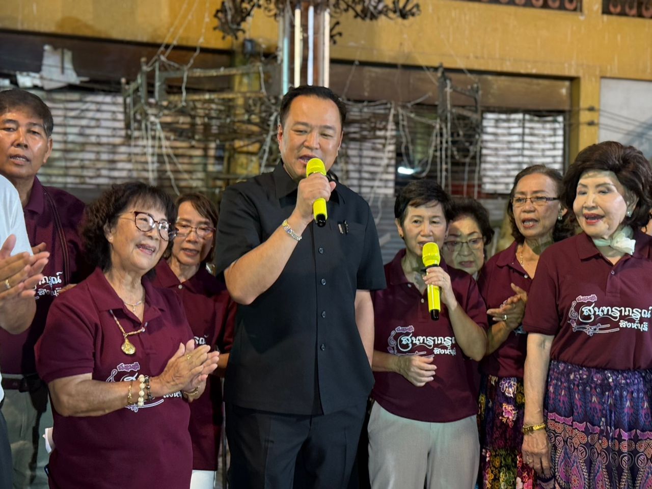“阿努廷” 和 “查·他农农” 化身大厨，在边境为士兵们送上动人歌曲