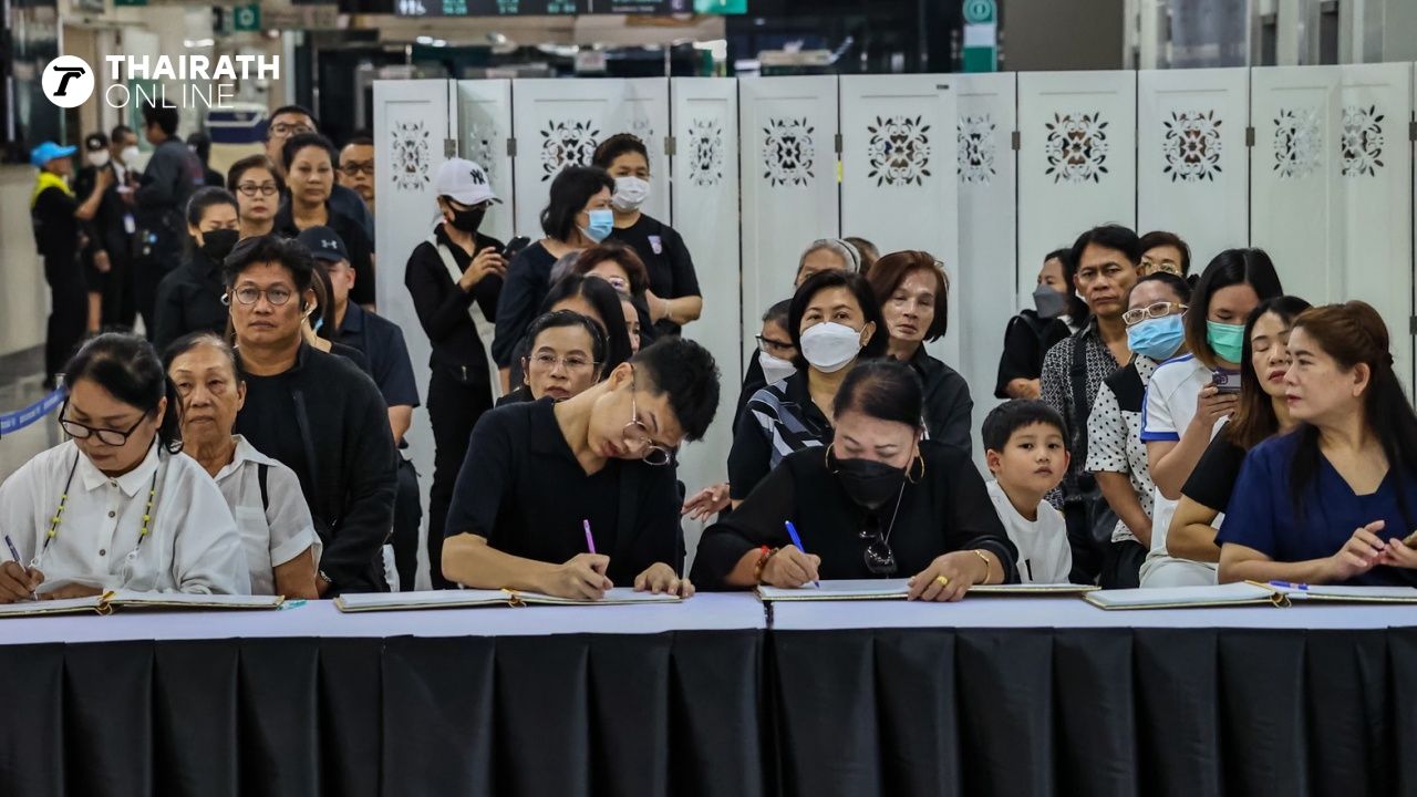 各地民众前往参加“尊贵王太后”的皇家遗体送行仪式