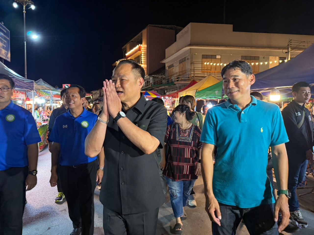 “阿努廷” 和 “查·他农农” 化身大厨，在边境为士兵们送上动人歌曲