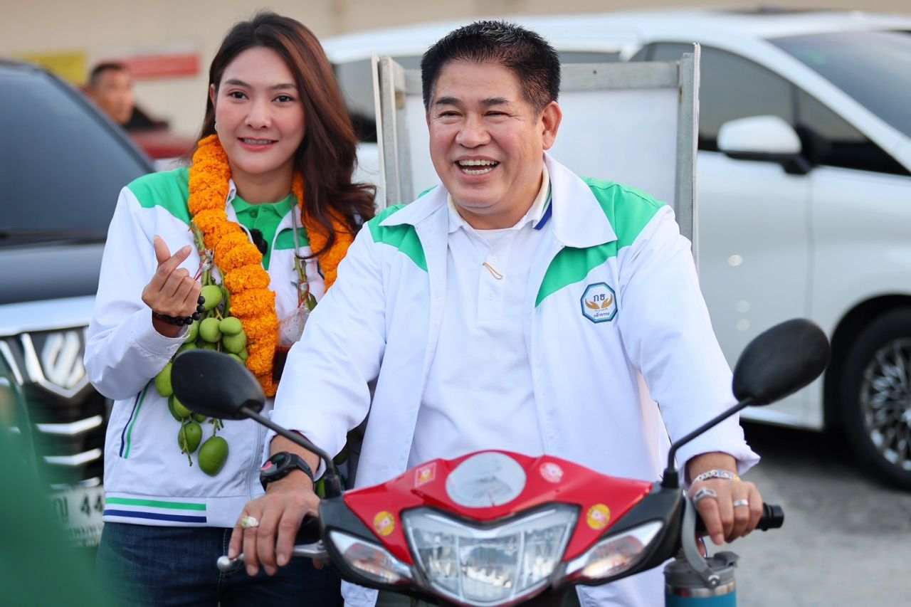 塔罗纳诗骑摩托车亮相演讲 恳请选民记住艾琳欣