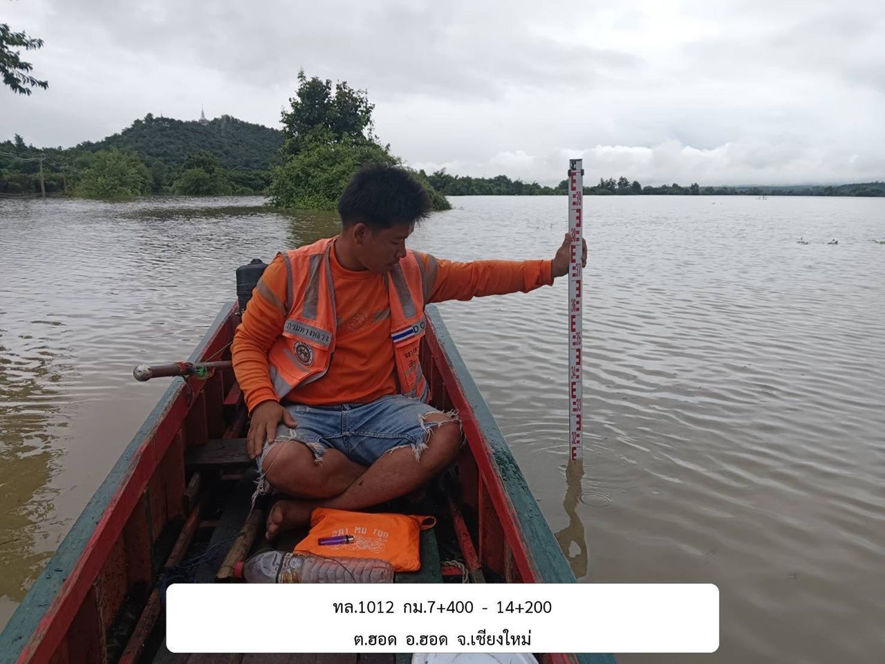 国家和乡村公路管理局加快放置沙袋以应对水灾，并安排接送以减轻素可泰地区的困扰