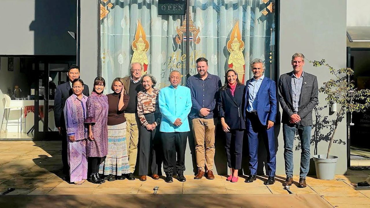 加强友谊，南非比勒陀利亚副大使派西·布恩帕利特与Hello Thailand一起招待军事代表团，包括泰国军事助理乌泰恩·伊姆萨阿特上校，黎巴嫩和墨西哥大使馆的军事代表团及其夫人。