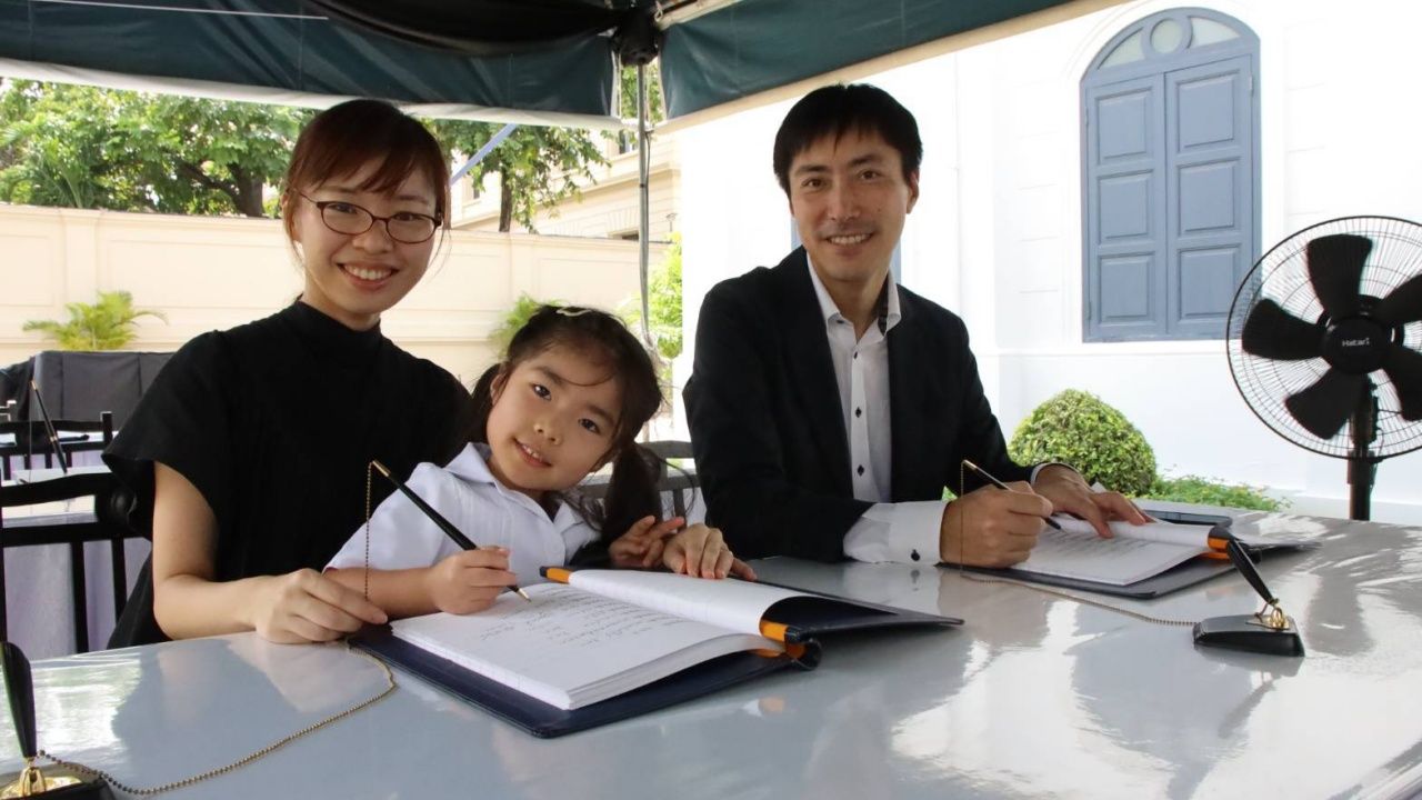 全国各地的群众继续涌入悼念“普密蓬王太后”的遗体