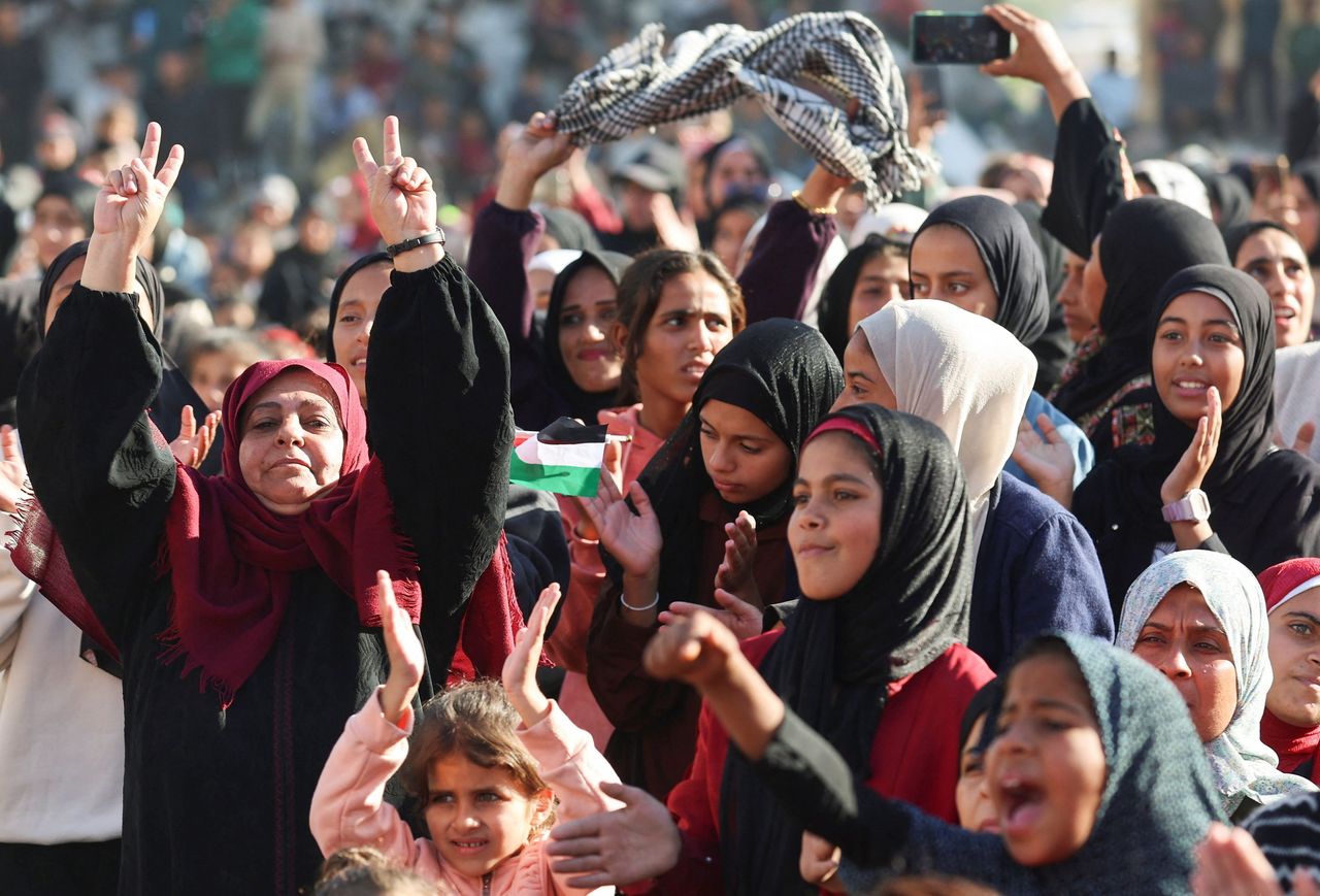 加沙在废墟中为54对情侣举办集体婚礼