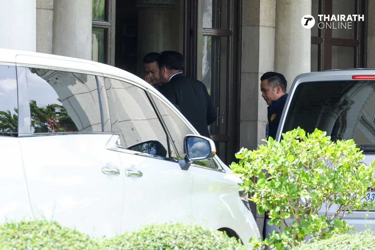 为泰党及联合政府部长进入总理府为“英克总理”加油，期待宪法法院裁决
