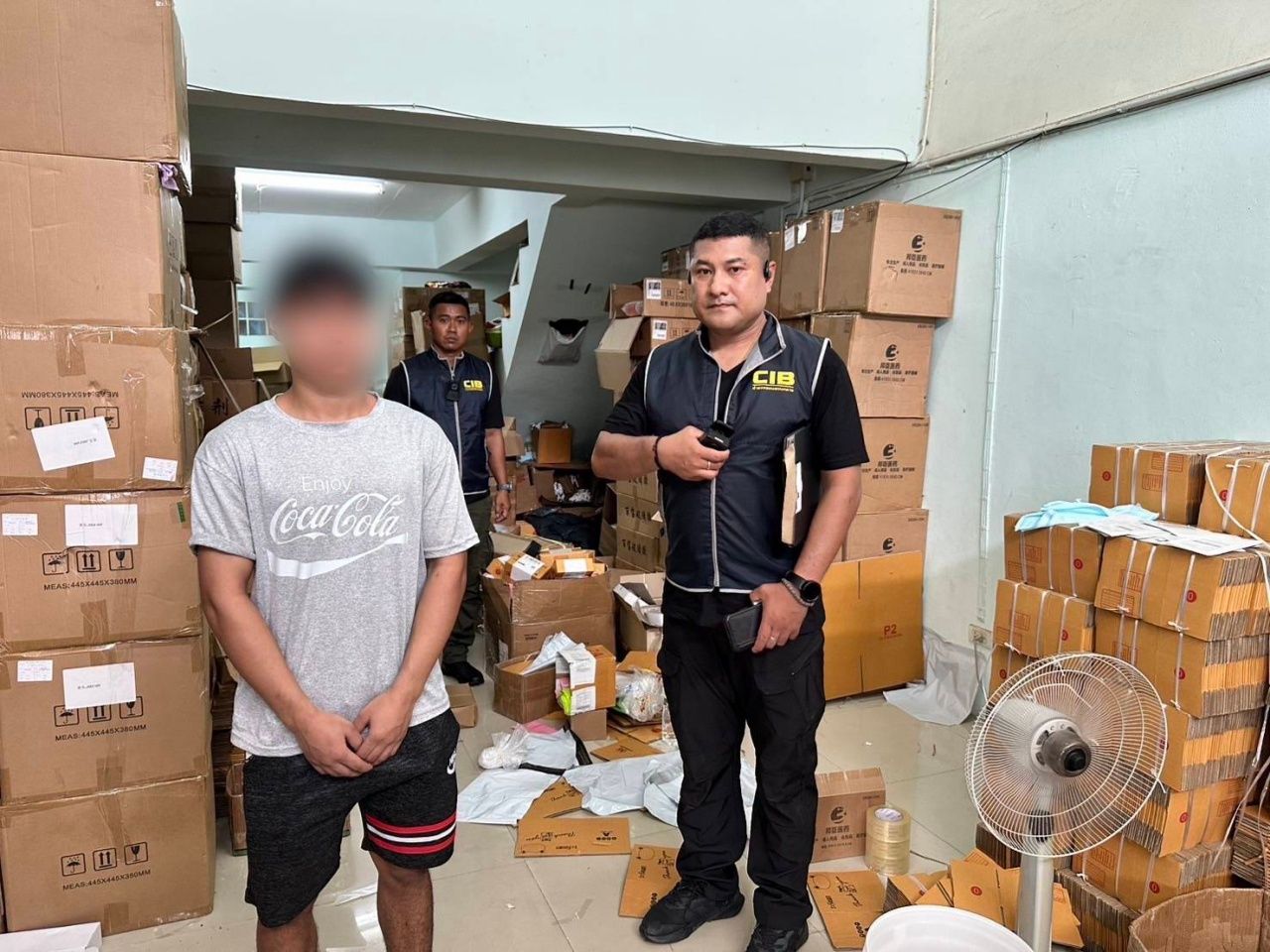 突袭查获假冒霜剂，仿冒知名品牌超过2,300件，损失超过190万
