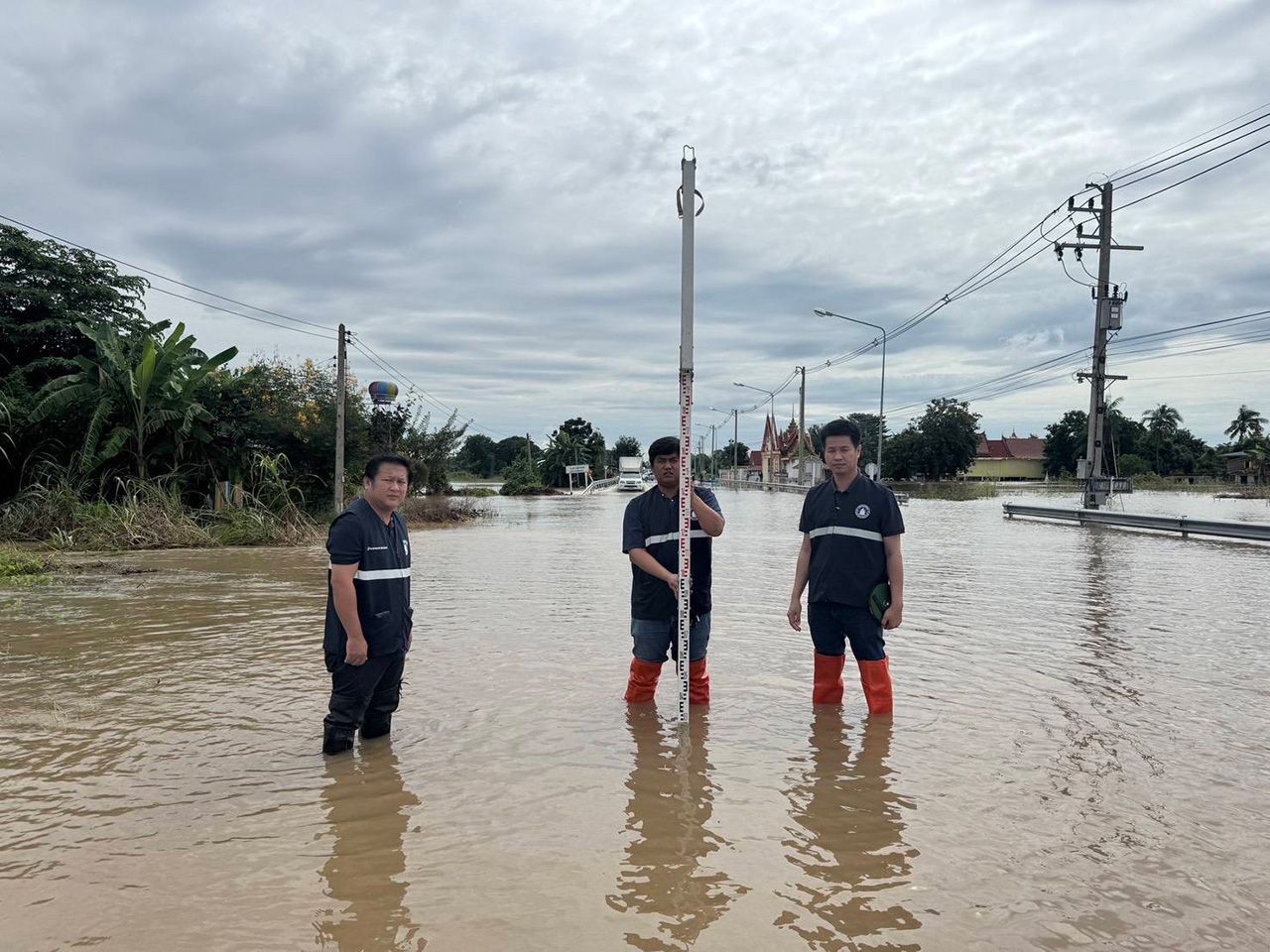 救助洪水灾民,乡村公路局出动洒水车服务并建防水墙,命令持续监测