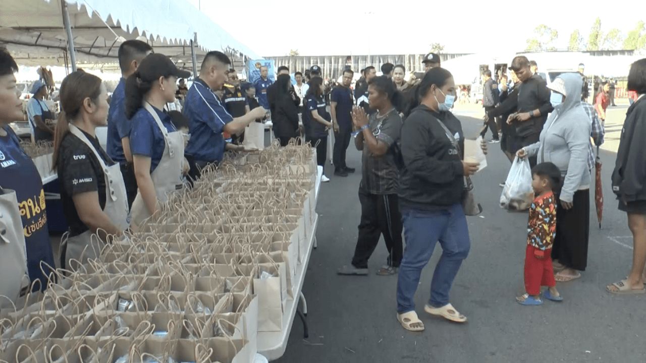 武里南府安排车辆送遣返民众回家乡 边境局势缓解后