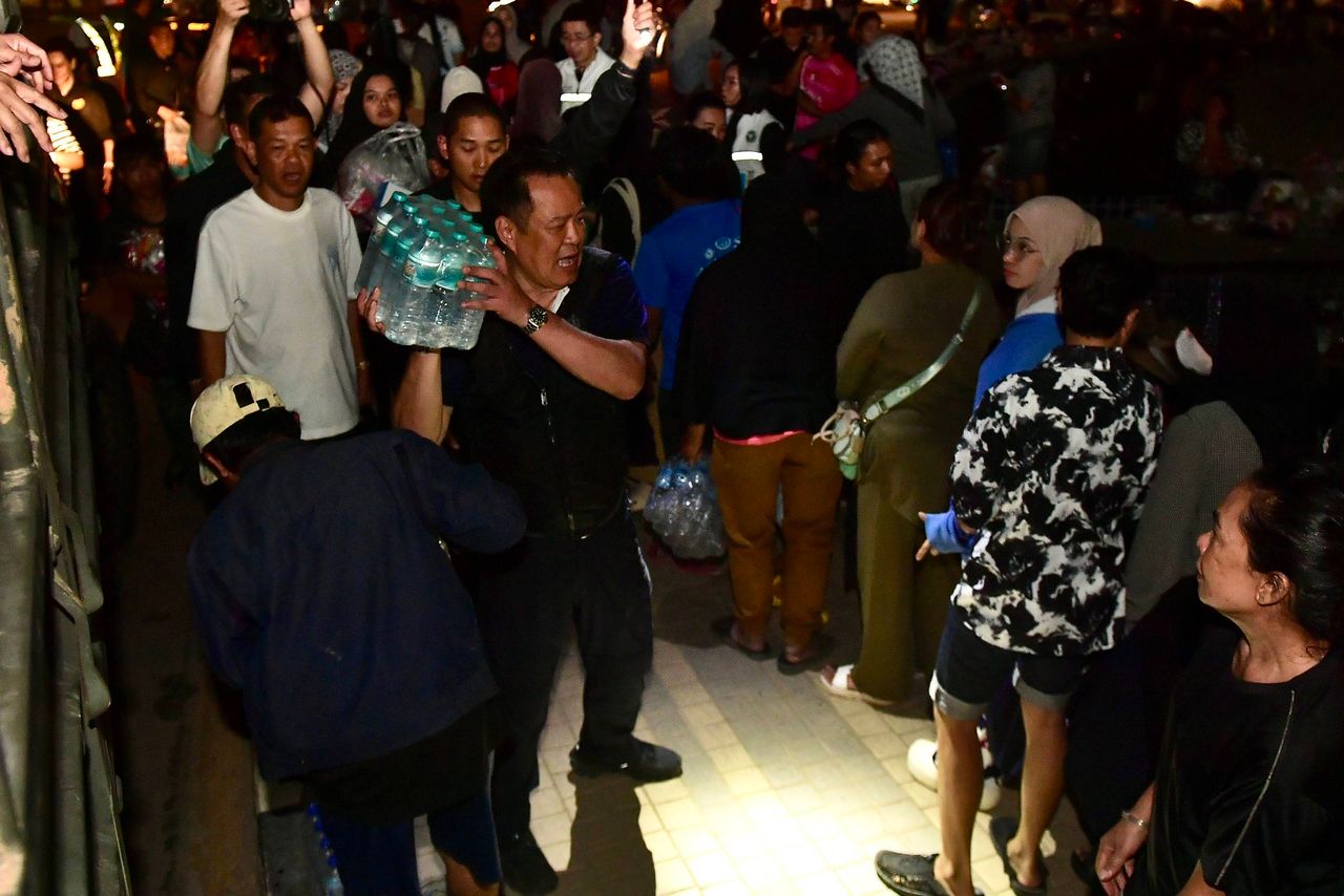 “阿努廷” 访问合艾医院 分发救济包 与村民交流