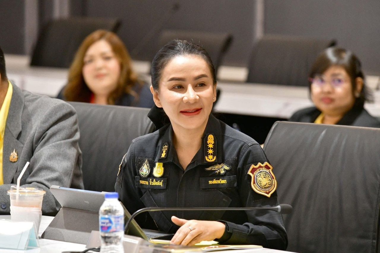 “乔治禅师”不紧张，首晚在监狱过夜，“B医生”稍微紧张，但能正常进餐