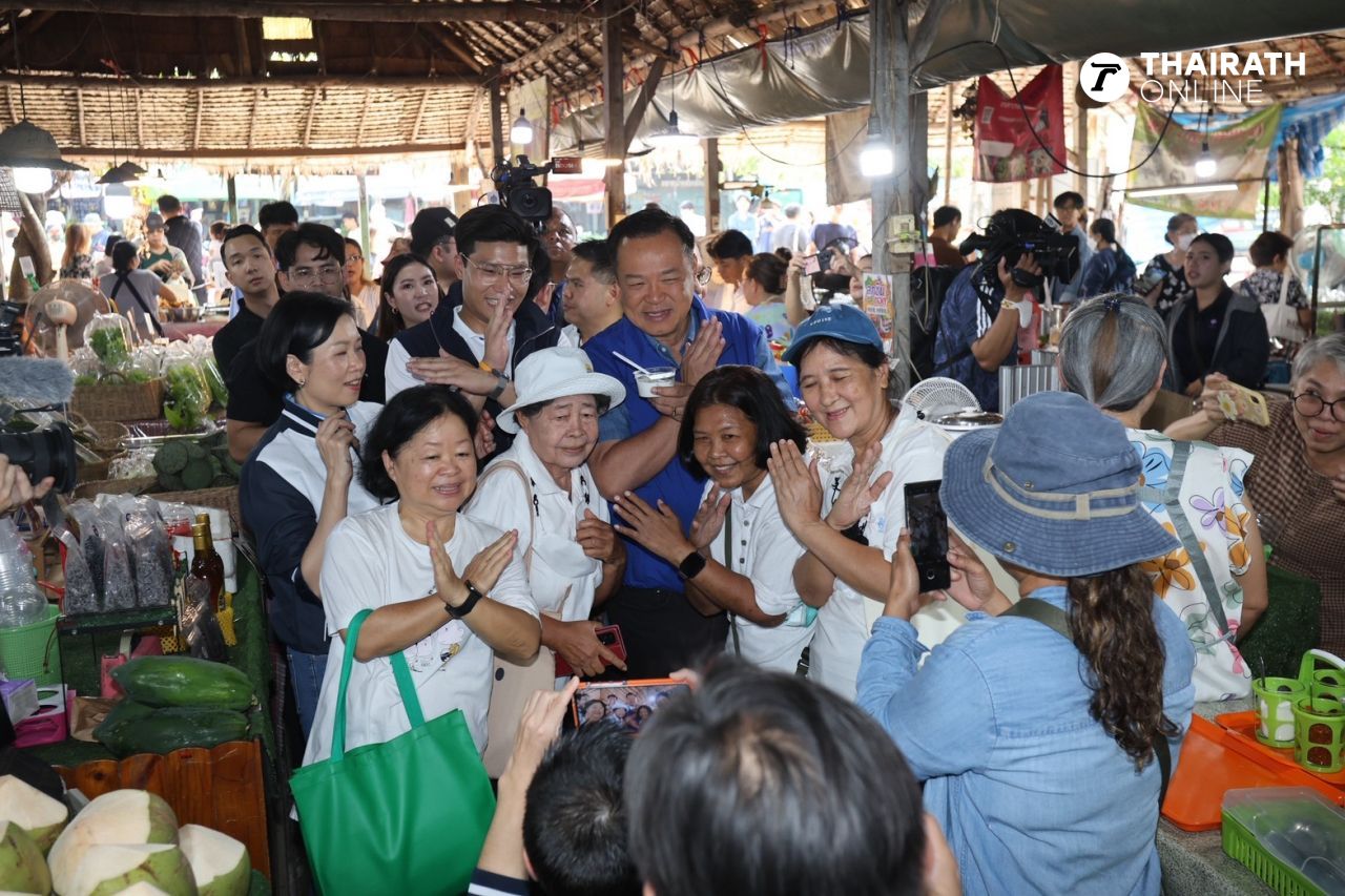 “阿努廷”携手“西哈萨”在孔隆达马延市场拉票，“佩克”前来助阵，人气不输父亲