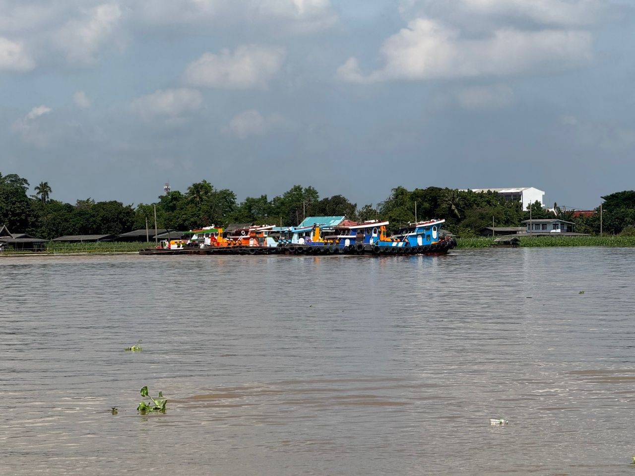 居民从Wat Khae Nok社区搬迁物品以躲避洪水，Wat Chalerm Phra Kiat被淹没