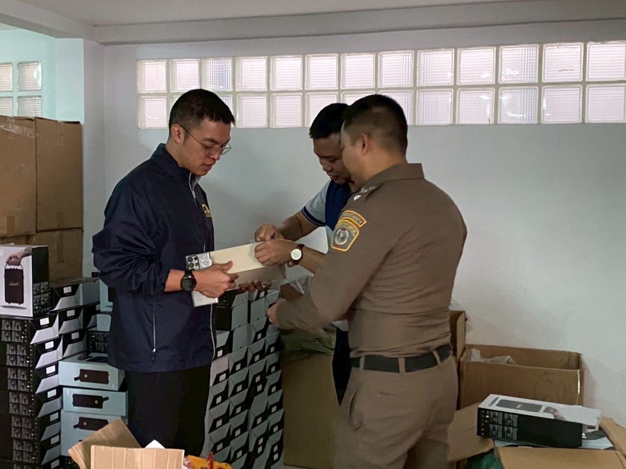查获假冒品牌商品仓库，缴获超5万件，通过假冒知名商店的网页销售