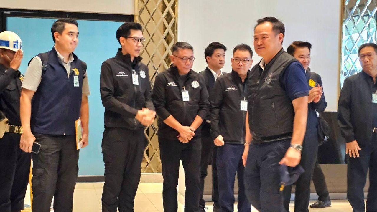 总理率经济团队与金融机构视察合艾金荣市场商圈损失情况