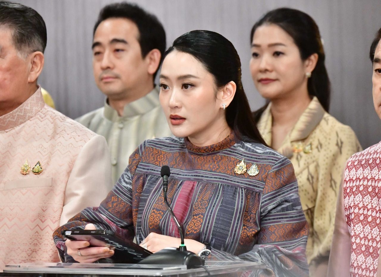 “英” 解释所有层级的会谈以缓解泰柬两国局势，但对21名国会成员问题保持微笑不答（视频）