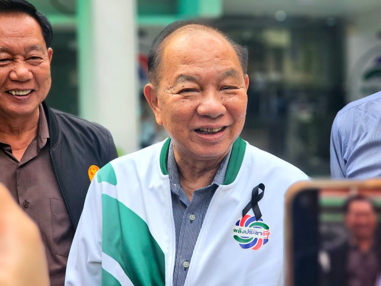 人民力量党提名“特里努”作为首相候选人排名第一，“隆蓬”因健康问题退位