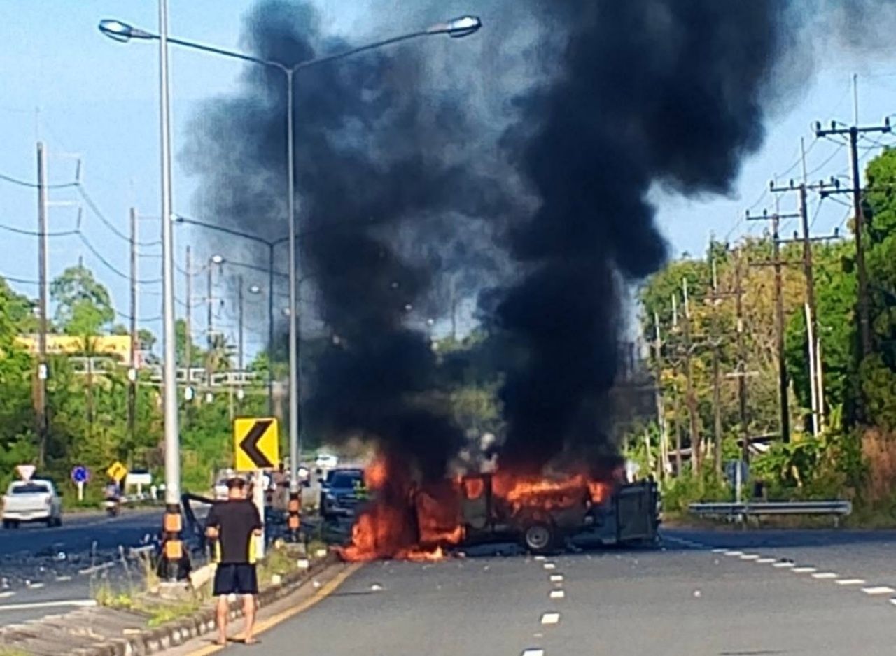 捐赠货车撞上电线杆起火，整车被烧毁