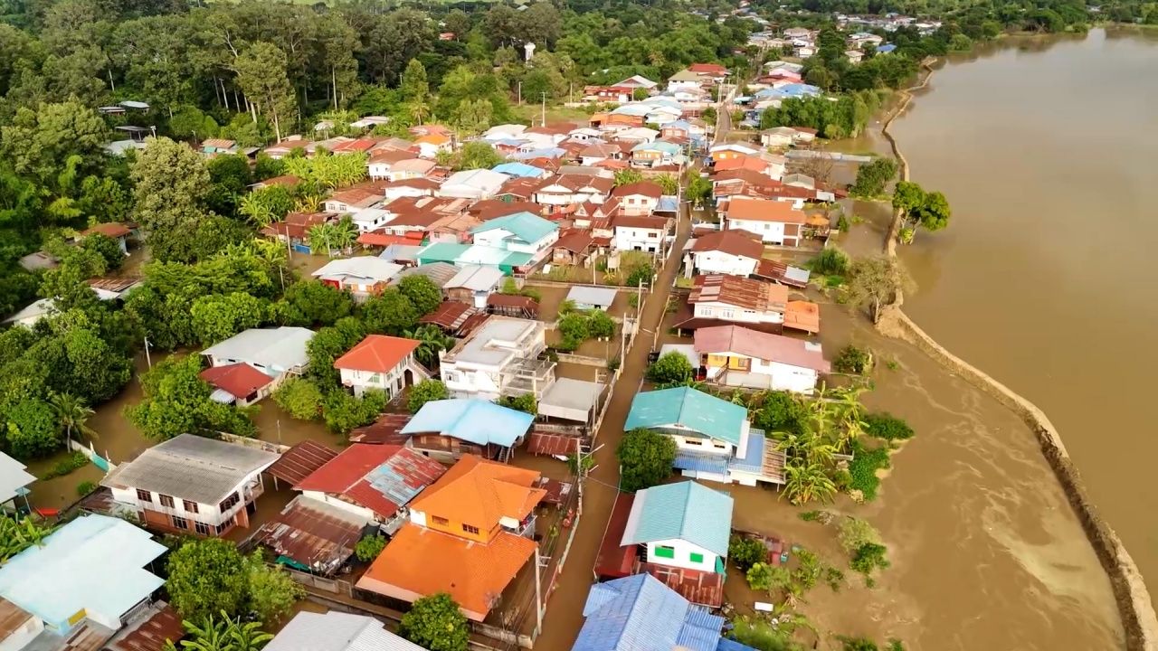 大坝末端的沙袋破裂,水淹没2000户家庭第三次