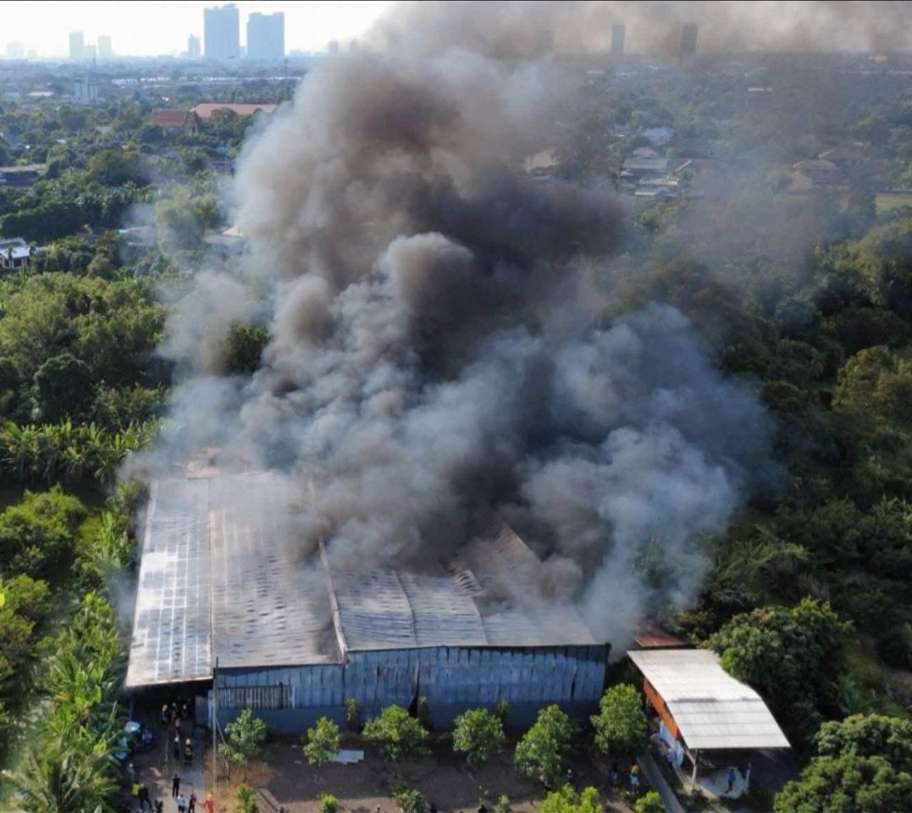 豪车仓库火灾-超级跑车在暖武里郊区焚毁 50 辆，损失 1.9 亿泰铢