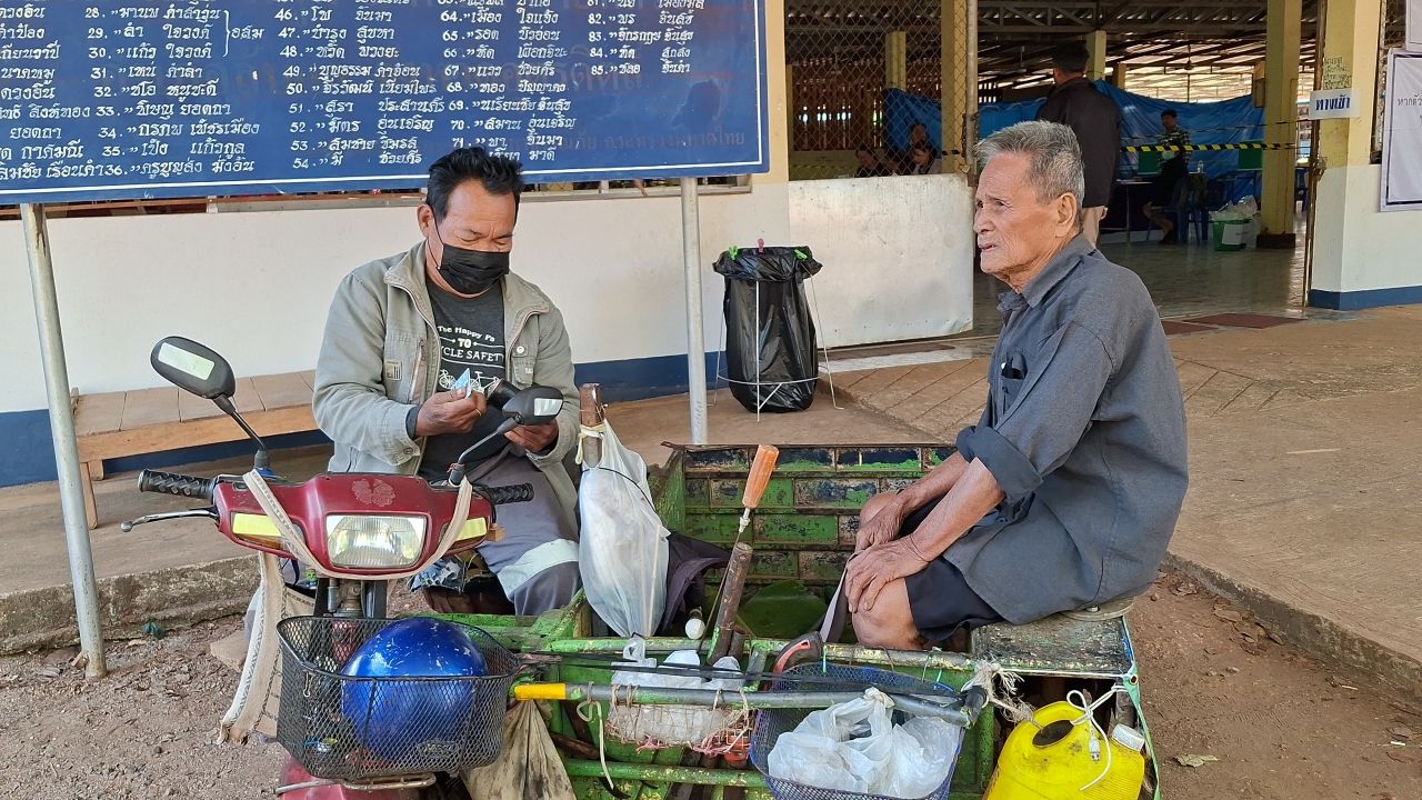 选举委员会秘书查看乌达拉迪选举投票，参与热情高涨