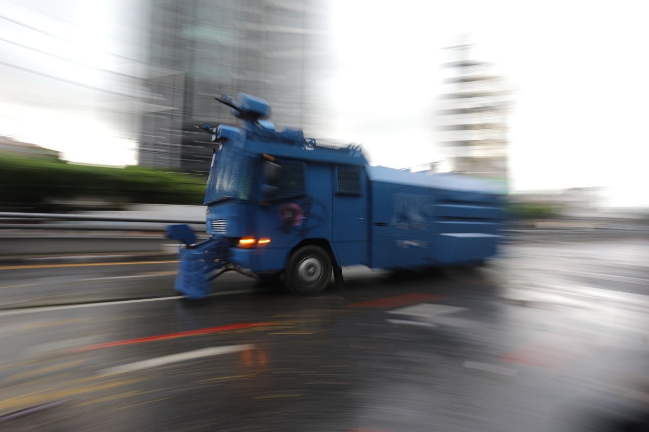 备用水炮车'吉诺'等待命令以驱散柬埔寨示威者 '班农阳茄奥村' 的行动