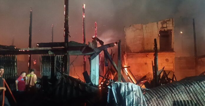大火摧毁了Phanom Sarakham市场，12户家庭无家可归 | Thaiger新闻