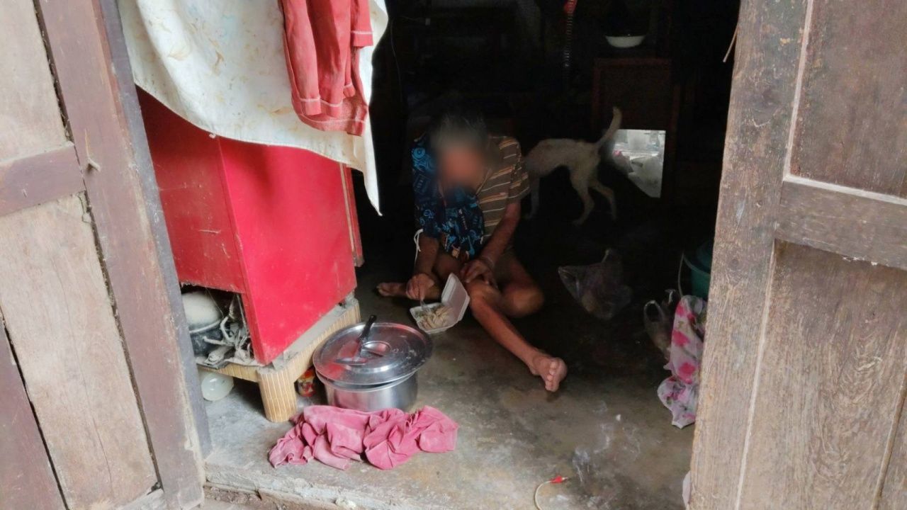 悲惨的结局：妻子在家门前去世，瘫痪的丈夫饿了两天