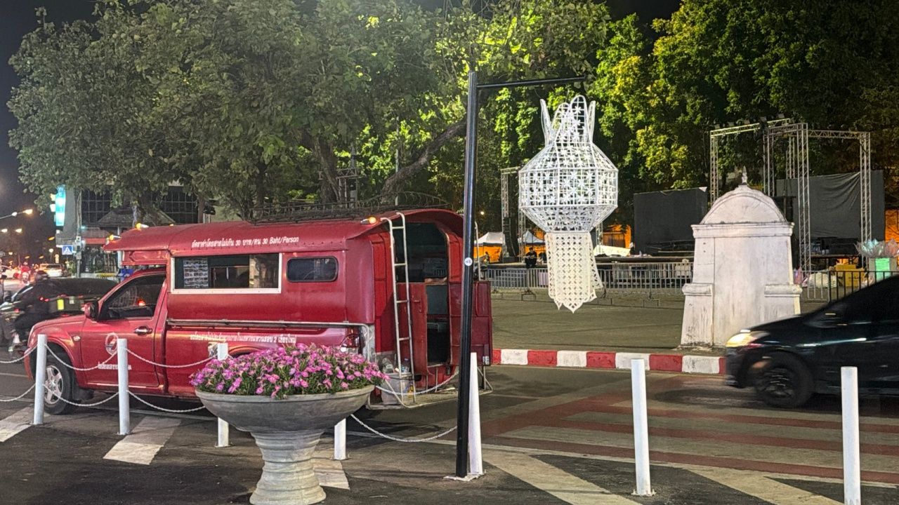 调整后的清迈市政厅“惊蛰灯”准备舞台和灯棚