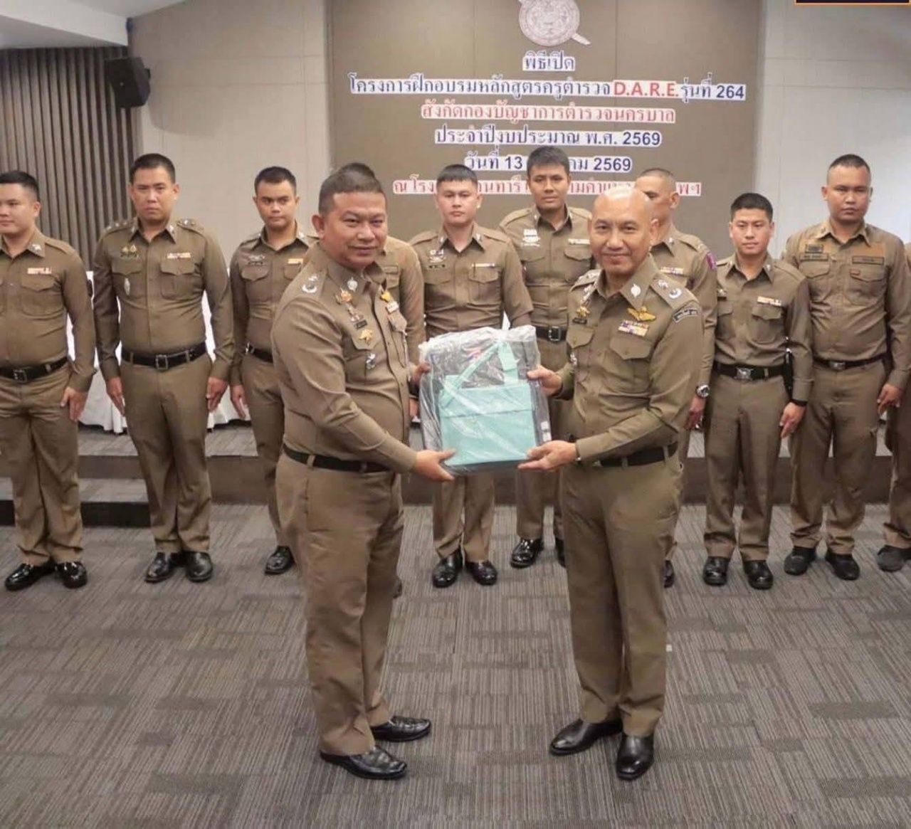 都市警察与禁毒警察合作启动“D.A.R.E.警察教师”项目，增强国家安全