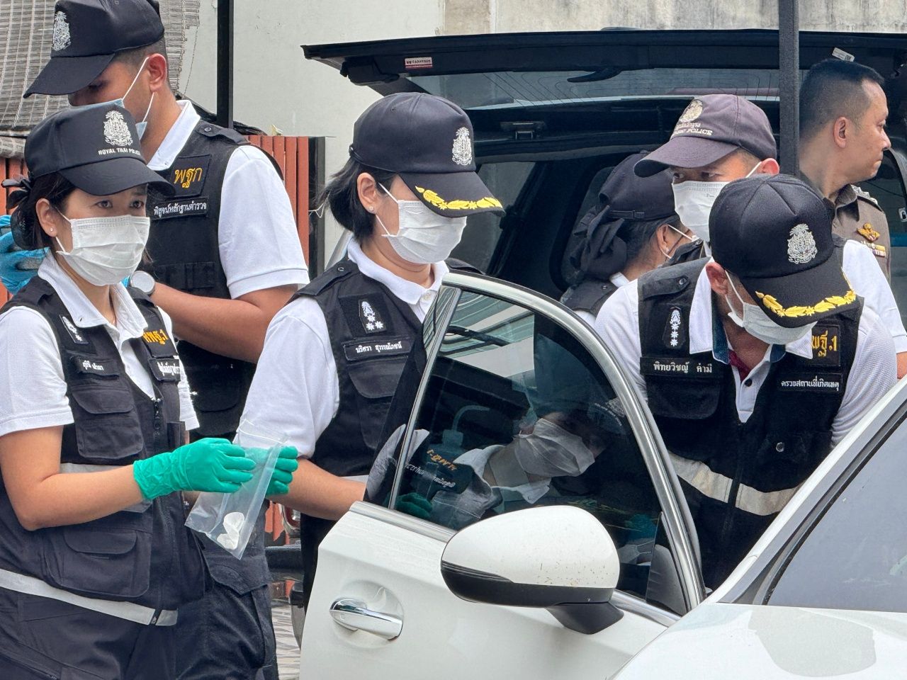 搜查“纳蓬”家中发现“氰化物”包袋放置原位