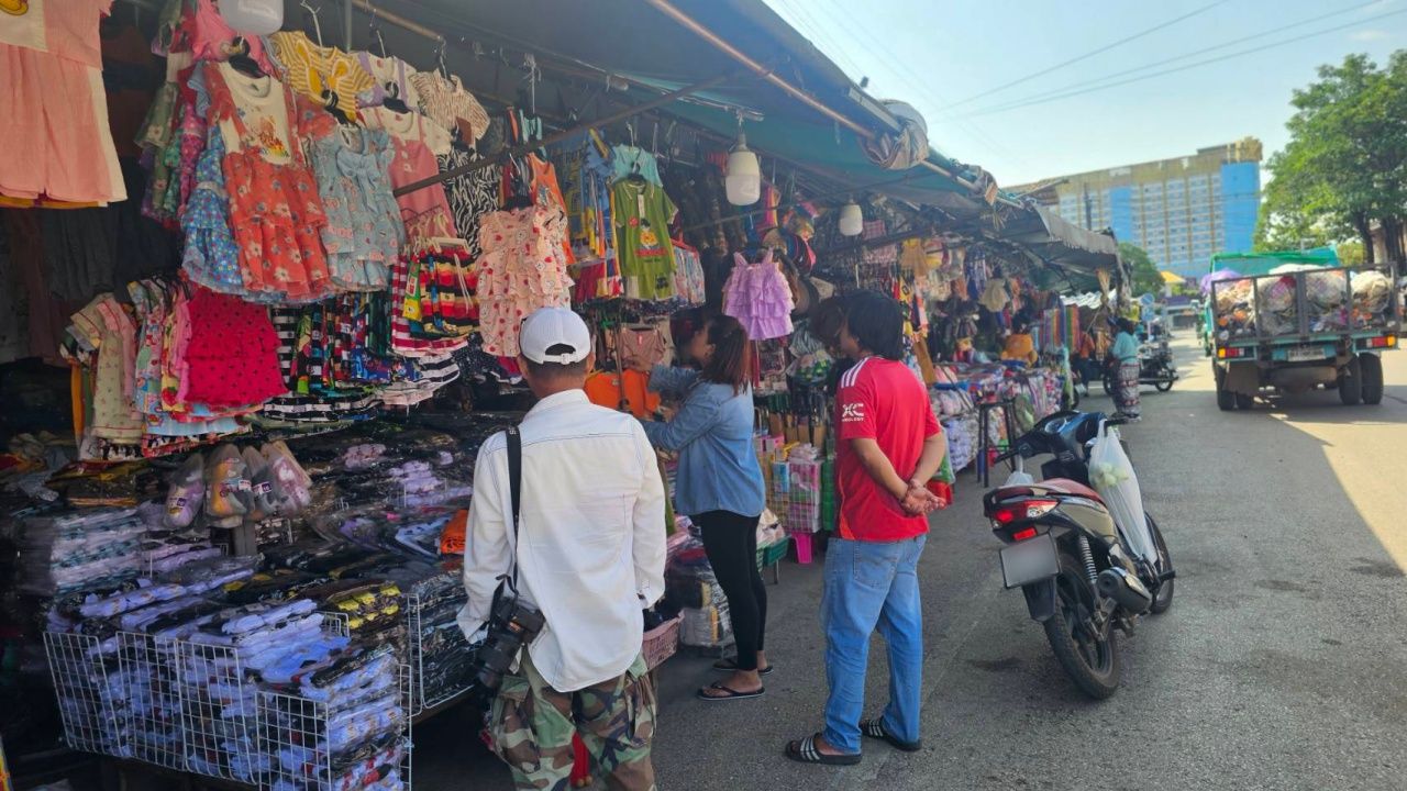 Sri Mueang市场逐步复苏，店铺重新营业增加，但顾客仍稀少