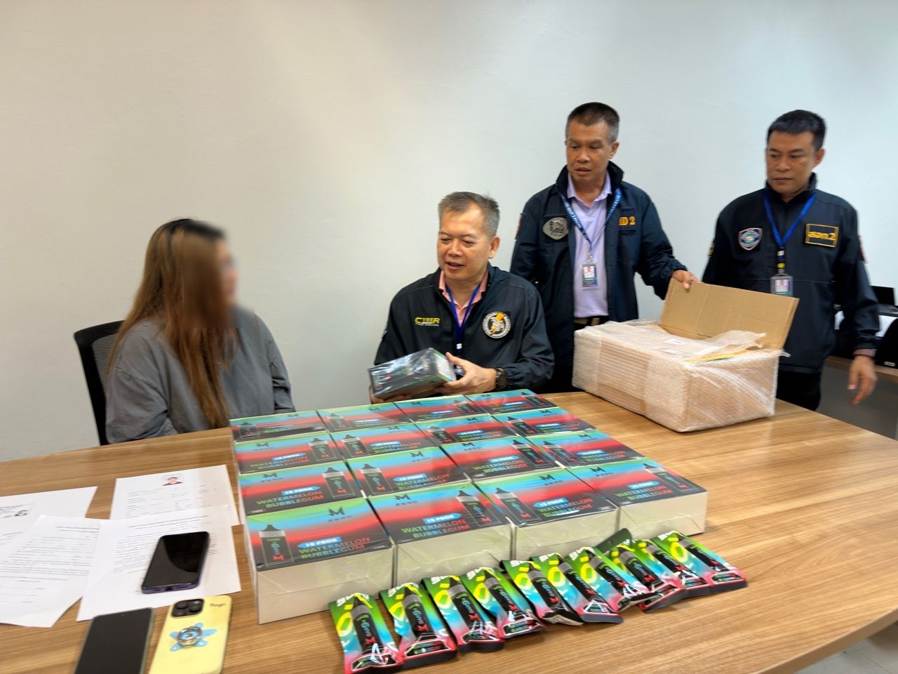 网络刑警突袭抓获公寓中非法销售电子烟的女管理员，指出目前购买困难且价格昂贵