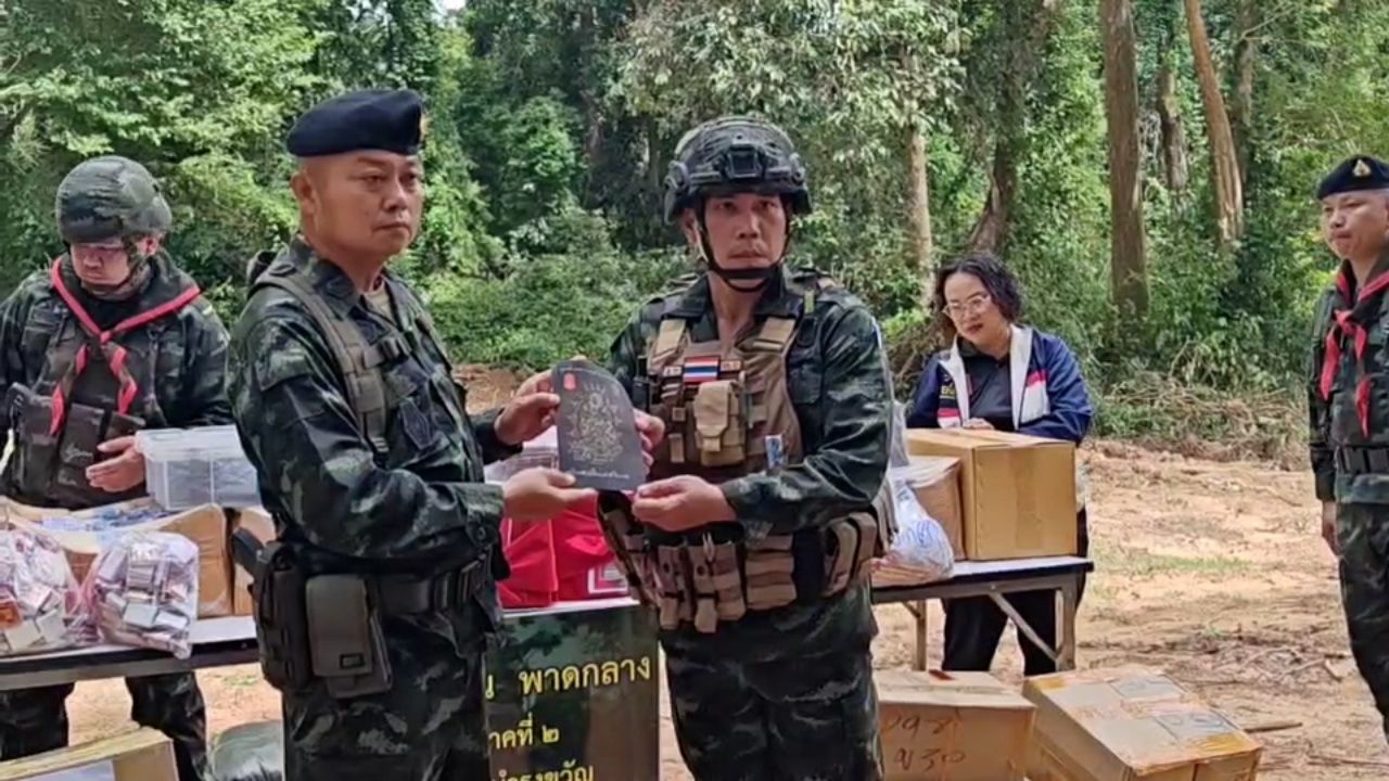 第二區司令鼓勵前線士兵，展示普烏拉曼護身符作為戰場上的精神支柱