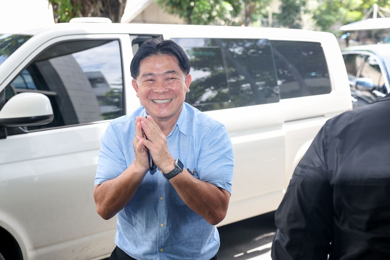 “桑提的妻子” 带领碧武里省国会议员参加泰国骄傲党关于首相案件的作战会议