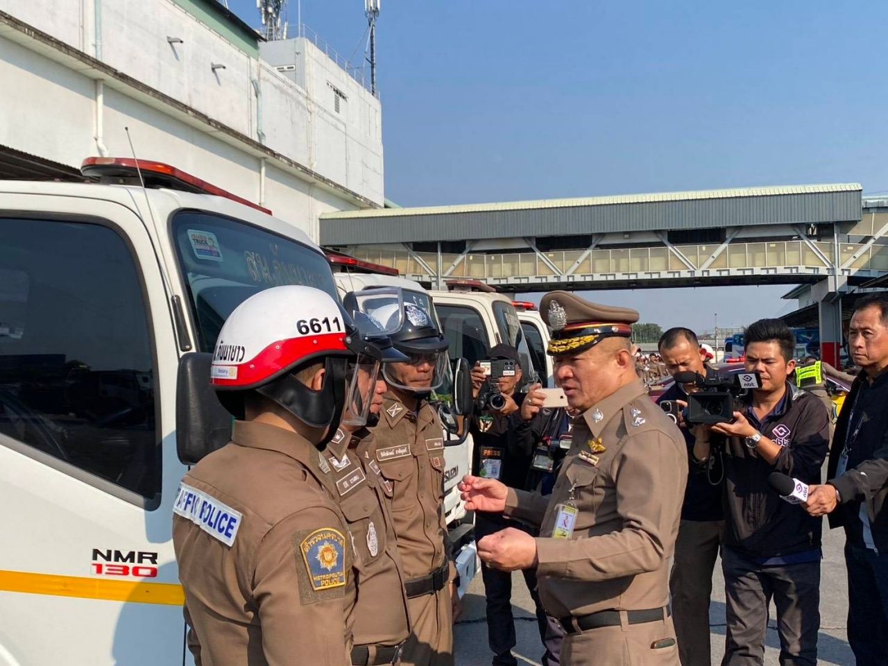 组织40辆“拖车”从曼谷协助合艾市民开通交通