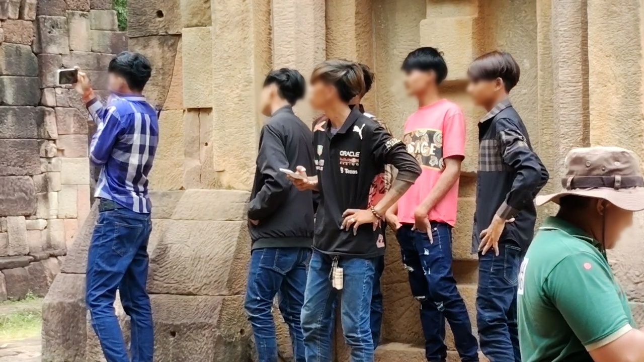 展示图像：柬埔寨青年模仿流行发型在大门寺拍摄视频
