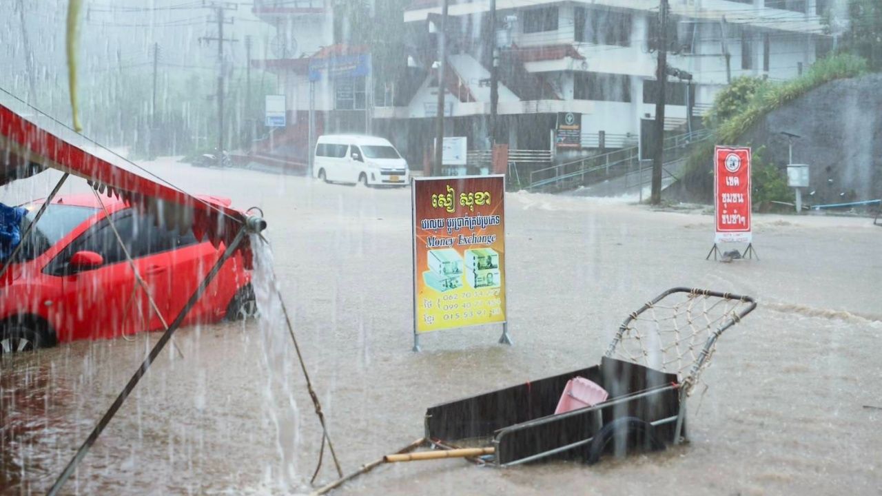暴雨袭击达叻府空亚县 洪水从多个地方汇集，导致多地积水