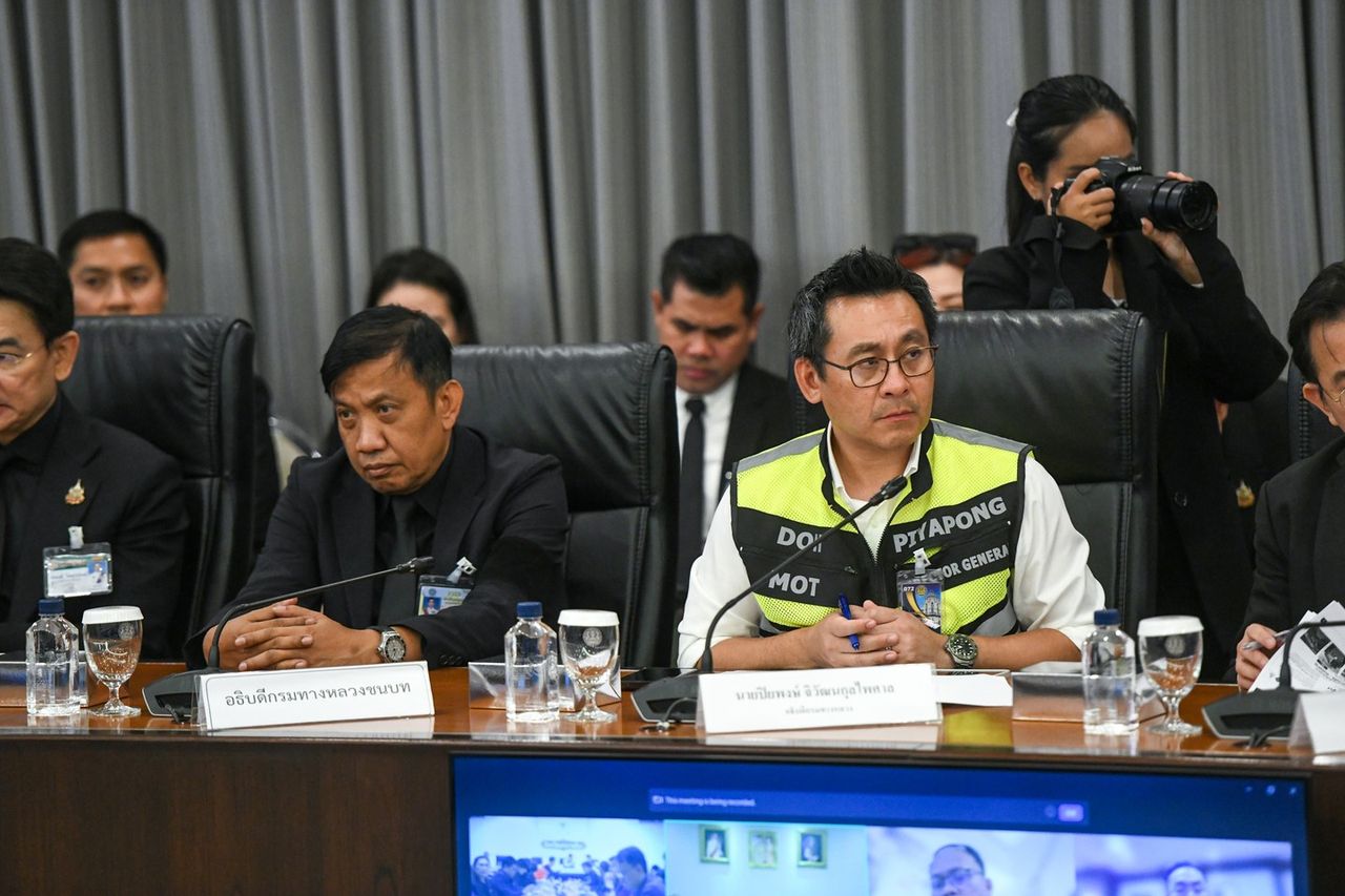 总理批评政府部门互相推诿，涉及起重机倒塌事件，坚称并非找茬，要求铁路局取消合同另寻承包商